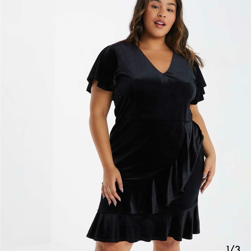 Black Knee-Length Wrap Dress with Flutter Sleeves and V-Neck for Cocktail